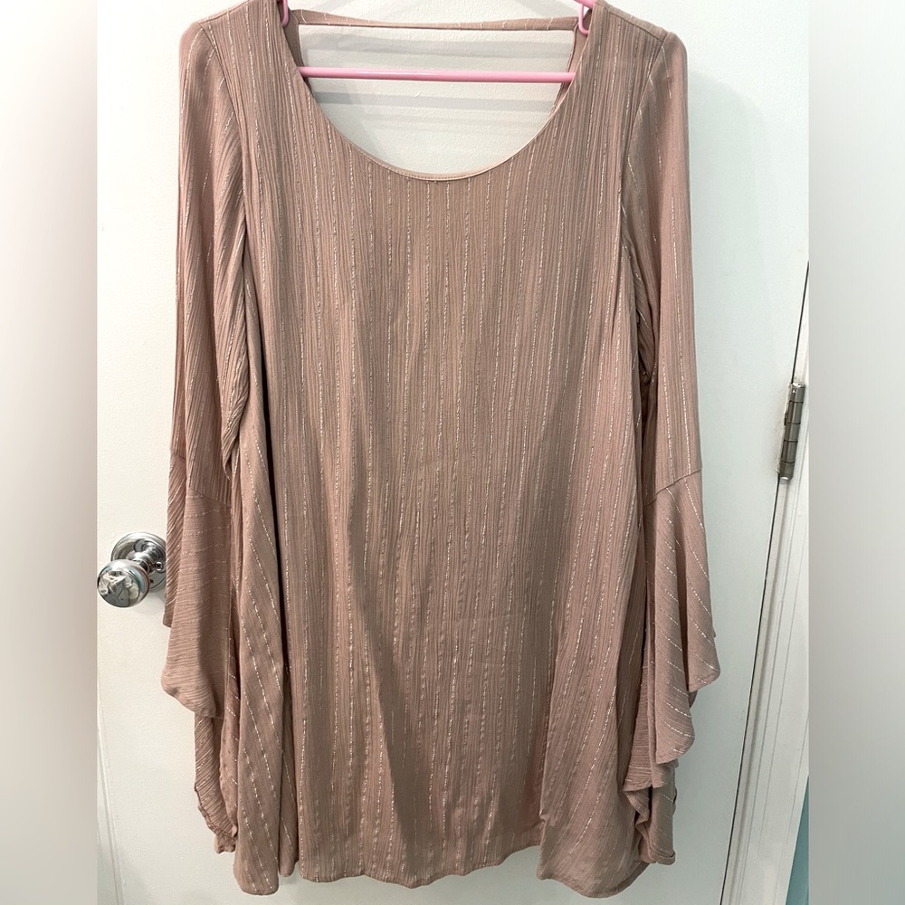 Mauve boxy style dress with flare sleeve. Deep V back